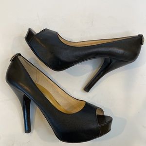 Michael by Michael Kors. Platform pump